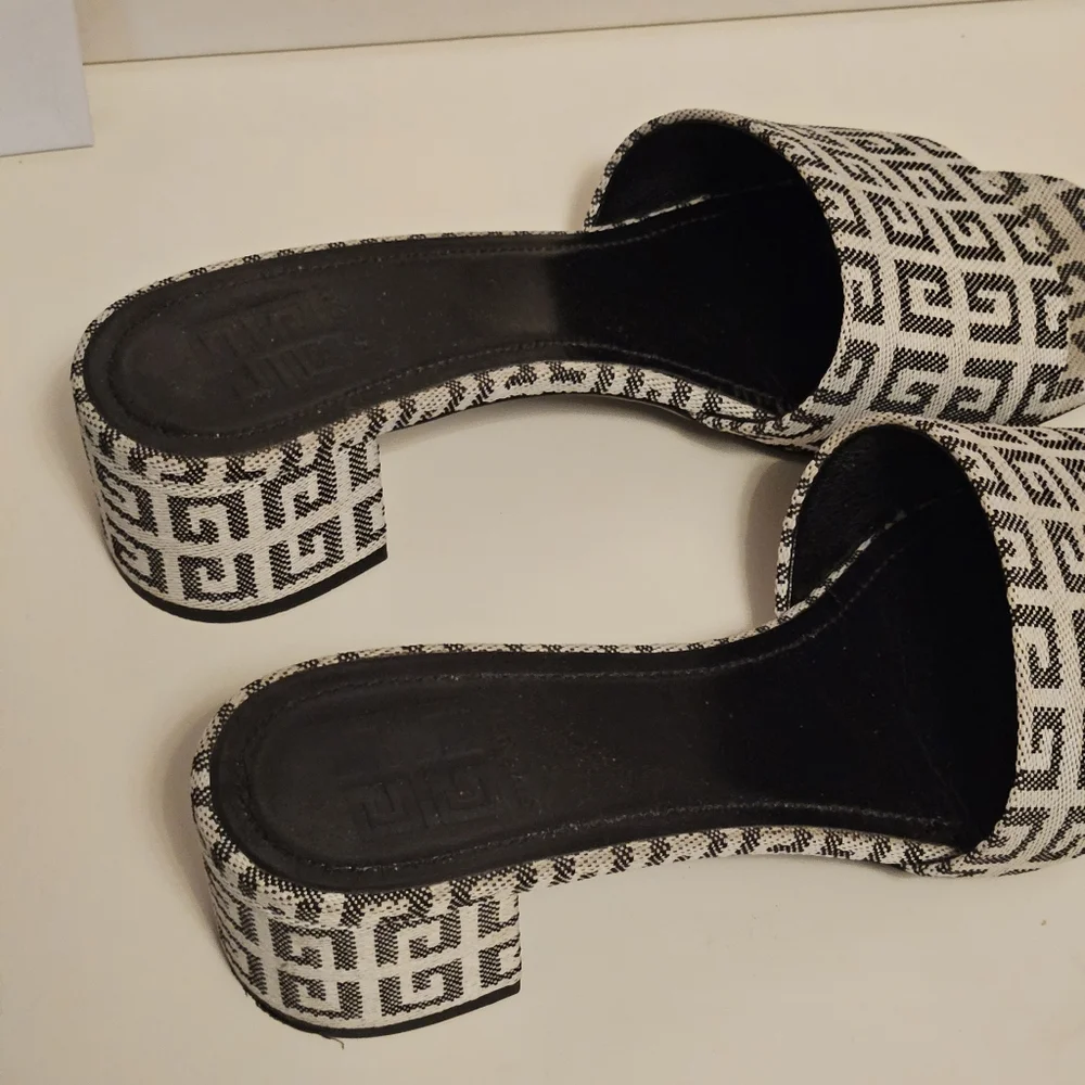 Givenchy Monogram Women's Heel Sandals - Picture 5 of 7